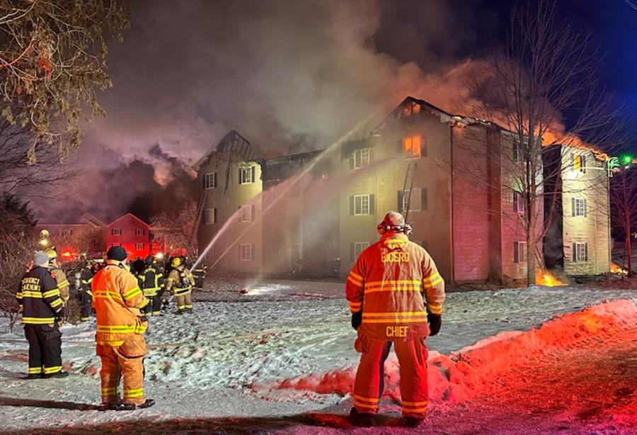 西北消防部門表示,24 日大火燒毀了奧內達加縣公寓大樓的兩棟建築。(網上圖片)