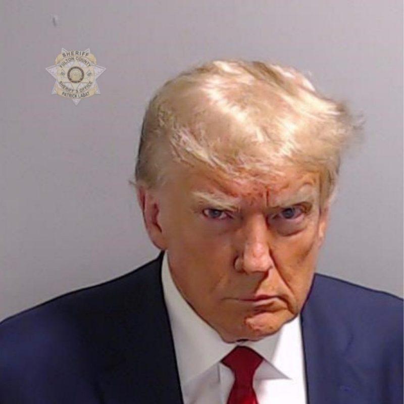 美國總統特朗普於2023年在監獄拍下大頭相「檔案照」(mugshot) 。(網上圖片)
