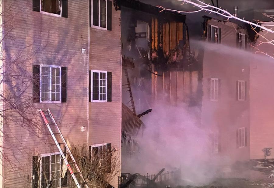 西北消防部門表示,24 日大火燒毀了奧內達加縣公寓大樓的兩棟建築。(網上圖片)
