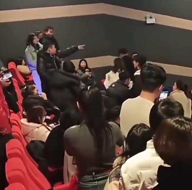 男子站在後排座位上,囂張並激動大喊「我就坐,你管我怎麼著」。(微博)