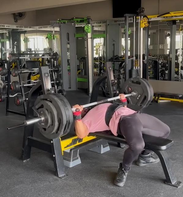 Bishnu正要做第一下時,很快就發現槓鈴重量超過他的負荷。(IG)