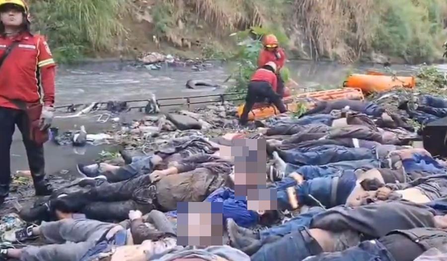 救援人員趕到現場,從巴士車廂內至少找到36名男子及16名女子的遺體。(X)