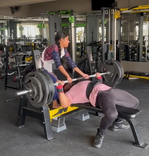 Bishnu陷入掙扎,他的妻子見狀趕緊上前幫忙。(IG)