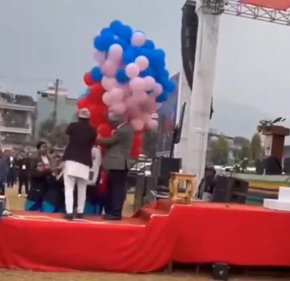 Paudel和Acharya出席活動,一起在台上從工作人員手上接過約100個氣球。(X)