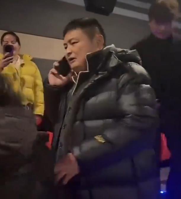 男子站在後排座位上,囂張並激動大喊「我就坐,你管我怎麼著」。(微博)