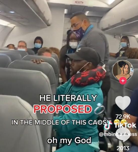 生事男子剛被制服,前座另一名男乘客卻又突然起身,失驚無神向身旁女友求婚,讓場面混亂加混亂。(TikTok)