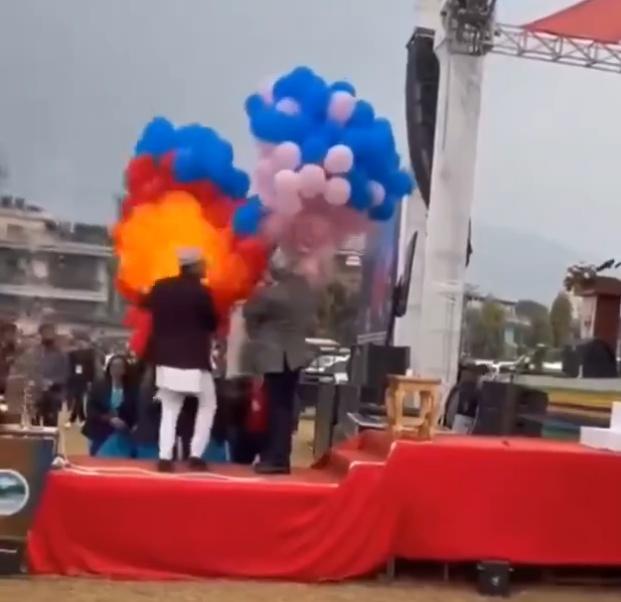 詎料氣球突然爆炸,二人瞬間被火球撲面。(X)