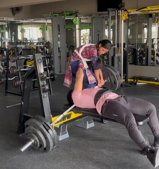 正當要將槓鈴放回架上時,卻失手未能擱置架上,165公斤的槓鈴猛然落在Bishnu的頸部。(IG)