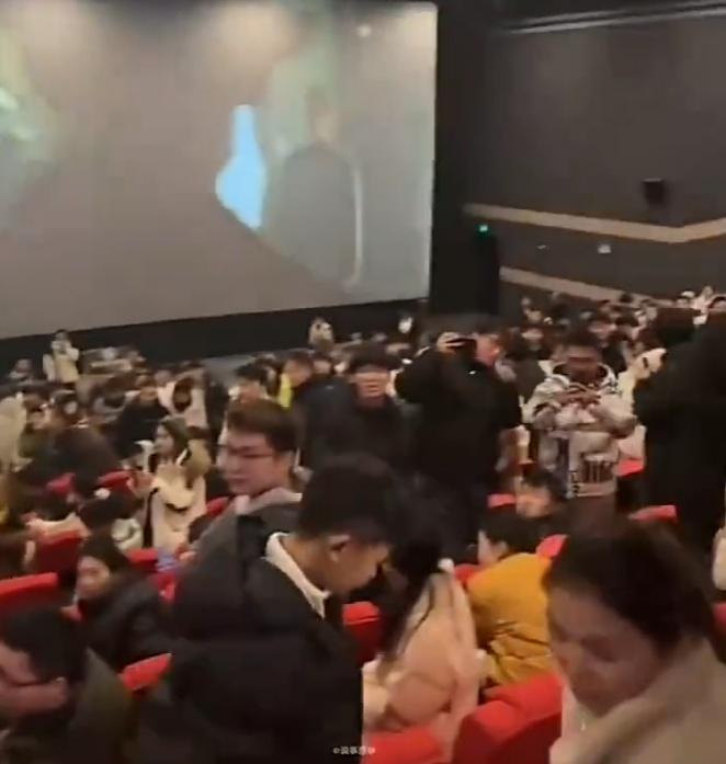 事件最終擾攘了十多分鐘,就連電影播出後,觀眾亦未有留意,關注著兩母子的行為。(微博)