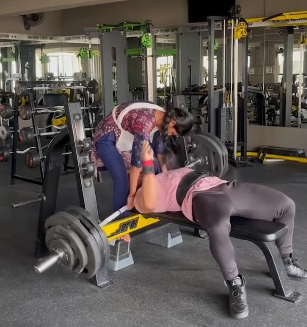 妻子立即想拉起槓鈴,惟槓鈴絲毫未動。眼見Bishnu痛苦掙扎,身體不自主地扭動。(IG)