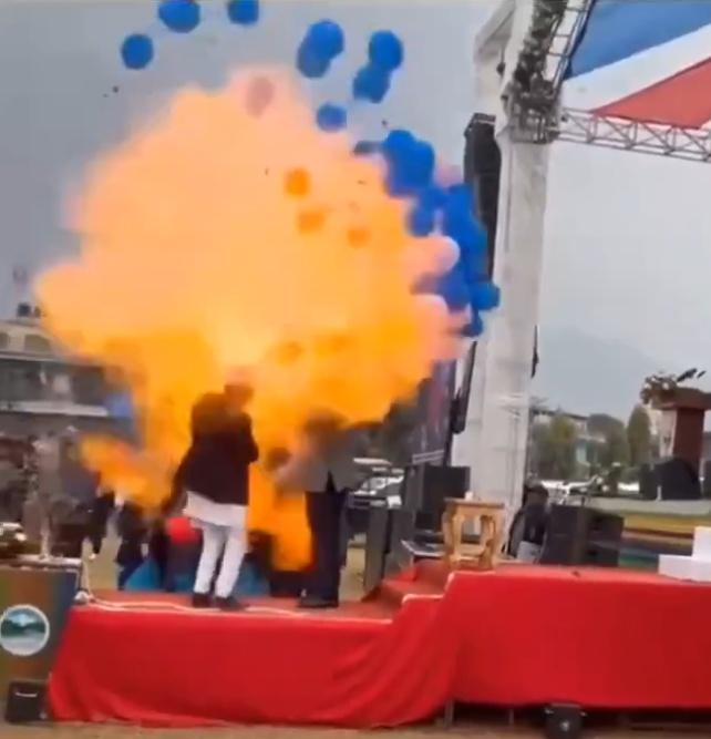 二人瞬間被火球撲面,隨即轉身走開。(X)