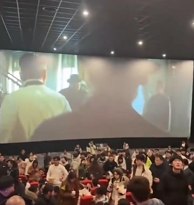 眾人拍手叫好,對著男子喊「出去」。(微博)