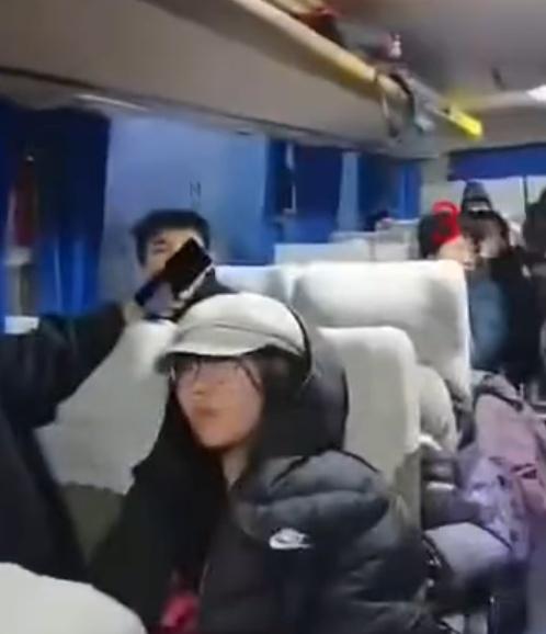 王先生指,車上包括不少老人與小孩,當時車外大雪紛飛,氣溫下探零下13度,旅遊巴停下長達逾20分鐘。(微博)