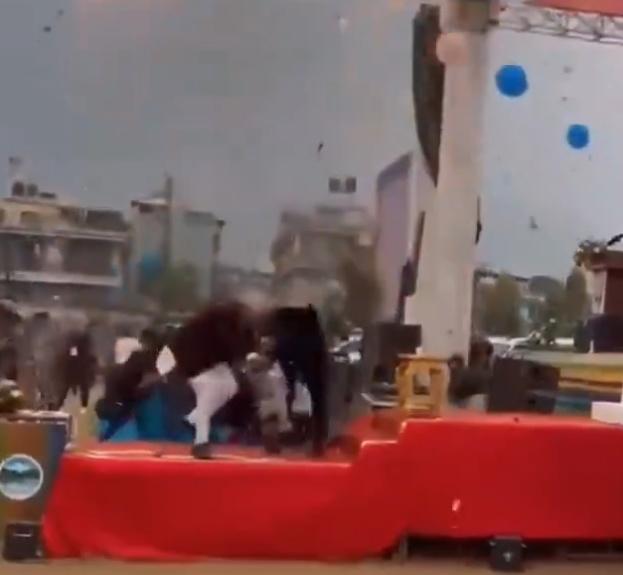 二人瞬間被火球撲面,隨即轉身走開。(X)