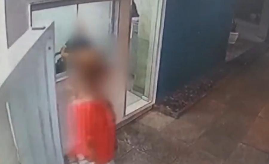 女事主開門進入社區,司機跟著進入。(X)