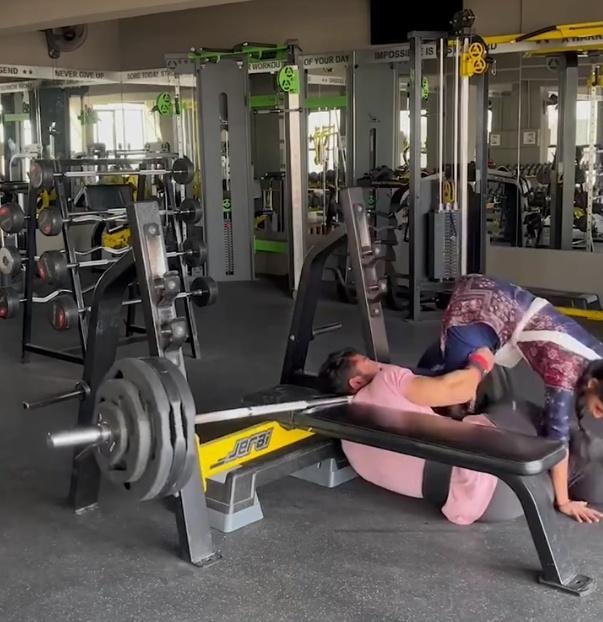 幸在危急關頭,Bishnu從椅子跌在地上,槓鈴被擱在椅子,讓Bishnu終有空間脫離。(IG)