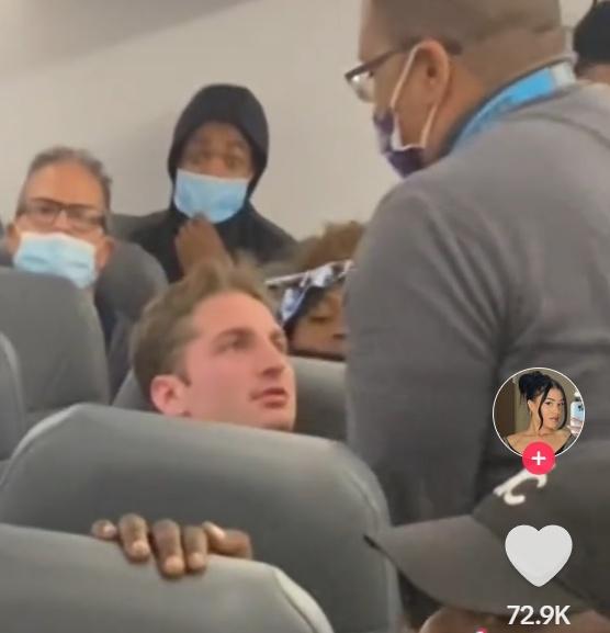 生事男子剛被制服,前座另一名男乘客卻又突然起身,失驚無神向身旁女友求婚,讓場面混亂加混亂。(TikTok)