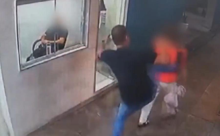 司機從她身後出腳偷襲。(X)