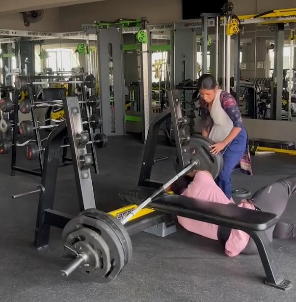 妻子亦趁機藉槓桿原理借力移開槓鈴。(IG)