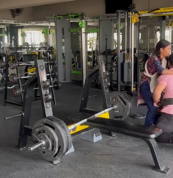 妻子見他死裡逃生,連忙抱緊著他。(IG)