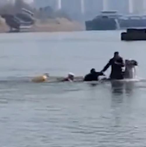 伊立拜一手拉著馬繩,另一手抓住墮江男子。(微博)