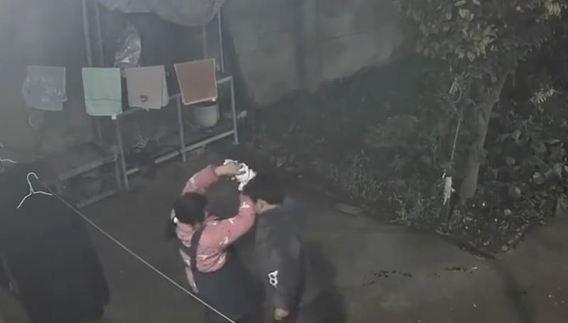 男童家人忙用布等包裹男童傷口,並舉高其受傷手部,以防失血過多。(微博)