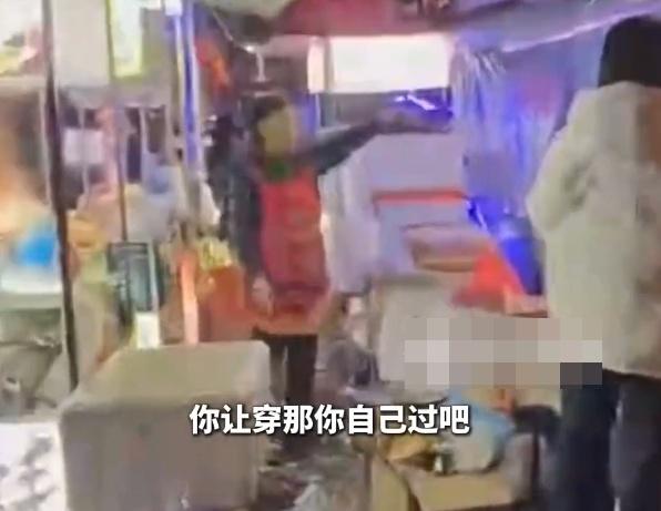 該名燒烤店老闆娘不允許女兒穿上衣。(微博)