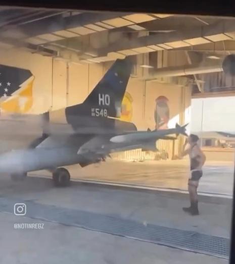 該地勤結尾還向戰機送上飛吻。(IG)