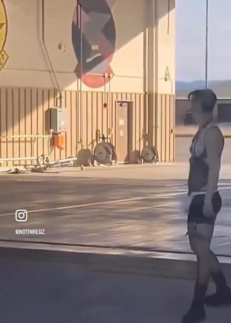 地勤上身穿著蕾絲坦胸露背裝,下身貼身短褲和絲襪。(IG)