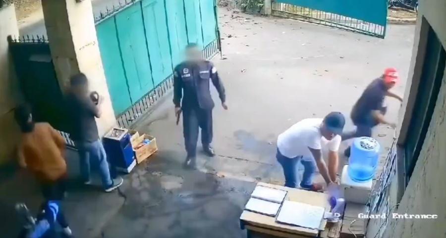 疑犯舉槍指向受害人並開槍,幾名職員隨即四散逃避。(X)