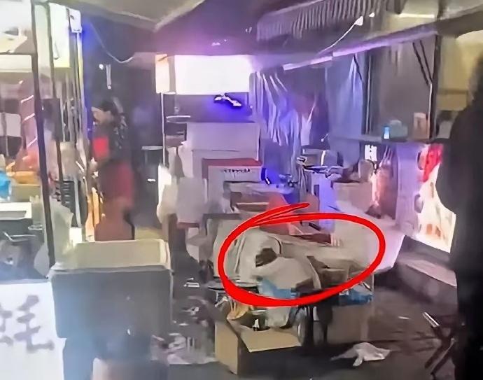 老闆娘將女兒的上衣丟在一旁。(微博)