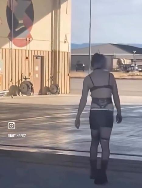 地勤上身穿著蕾絲坦胸露背裝,下身貼身短褲和絲襪。(IG)