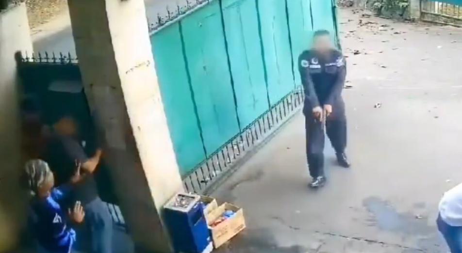 疑犯踱步徘徊並為手槍上鏜,之後向受害人再開槍。(X)