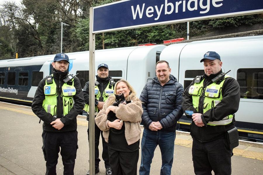 Michael笑說:「Tilly以後搭火車,再也不用擔心被趕下車了!」(X)