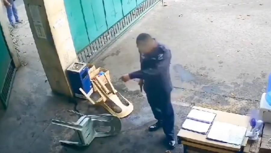 疑犯又走到受害人前指罵,其後離開畫面。(X)