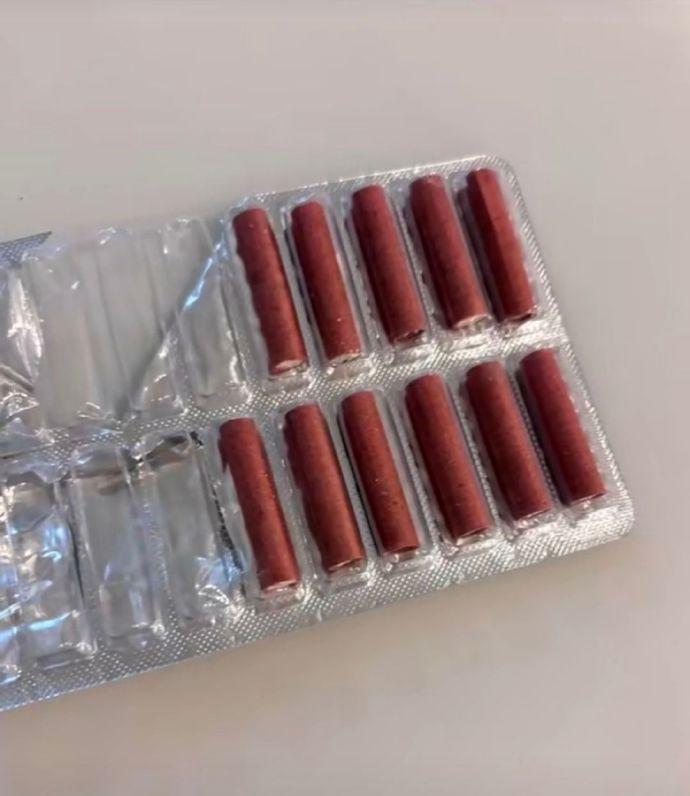 女子事後質疑是摔炮包裝與糖果包裝太似,以致造成誤導。(微博)