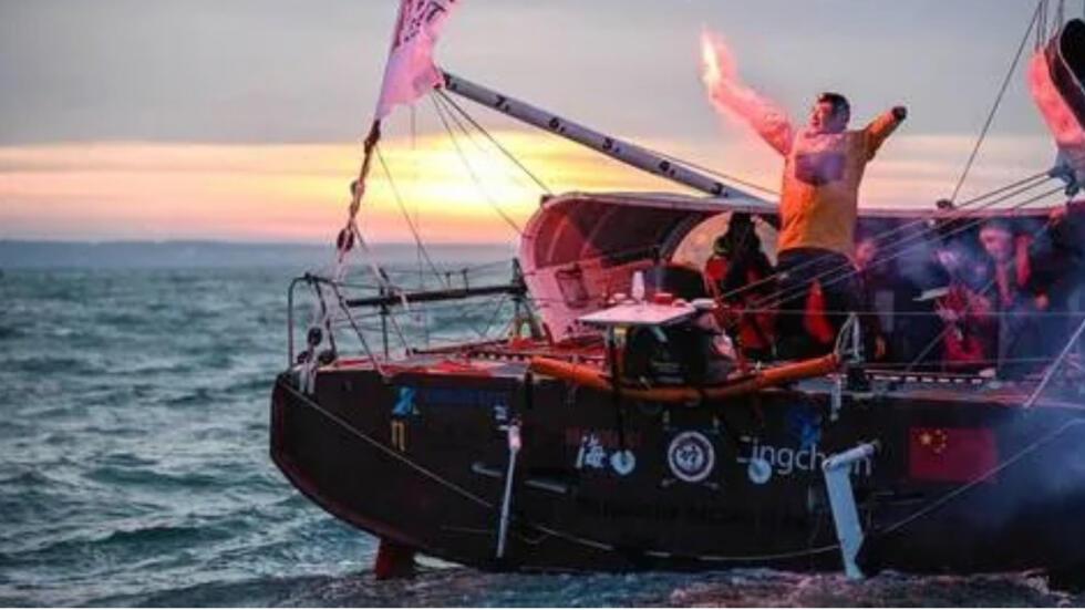 徐京坤:我最自豪的就是旺代單人不間斷環球帆船賽的完賽者俱樂部裡,有了咱中國人的名字。這一刻,世界見證了中國航海的力量!(微博)