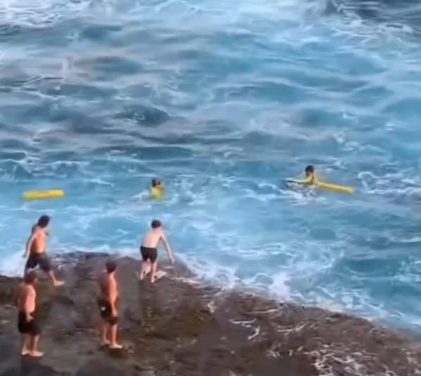 檀香山消防局(HFD)和海洋安全隊在海面進行搜索。(IG)