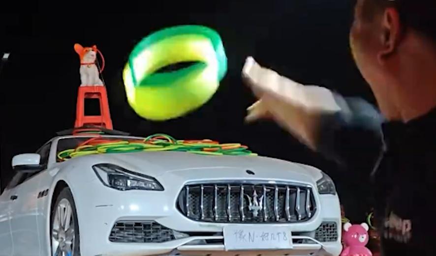 王先生僅中途喝了一瓶能量飲料,幾乎沒有休息,終於成功圈中。(微博)