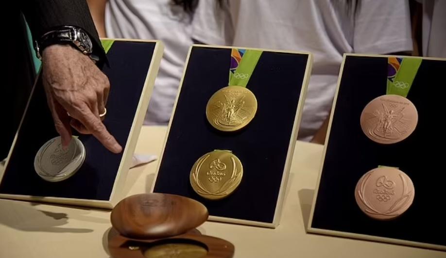 有人認為,Marcus發現的獎牌與奧運網站上列出的里約奧運官方金牌有明顯不同,懷疑是紀念品或複製品。(里約奧運獎牌展示。X)