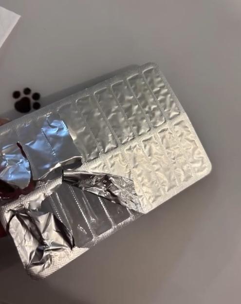 女子事後質疑是摔炮包裝與糖果包裝太似,以致造成誤導。(微博)