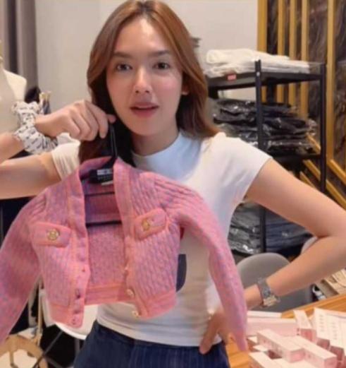 事主曾試著將自己塞進外套裡,但單是手已塞不進袖子裡。(TikTok)