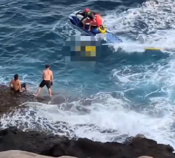 救援隊用水上電單車將Santiago救起。(IG)