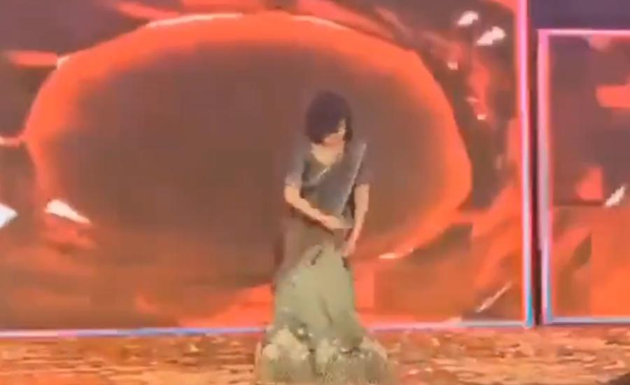 Jain跳到一半,突然停止動作,雙手垂下。(X)