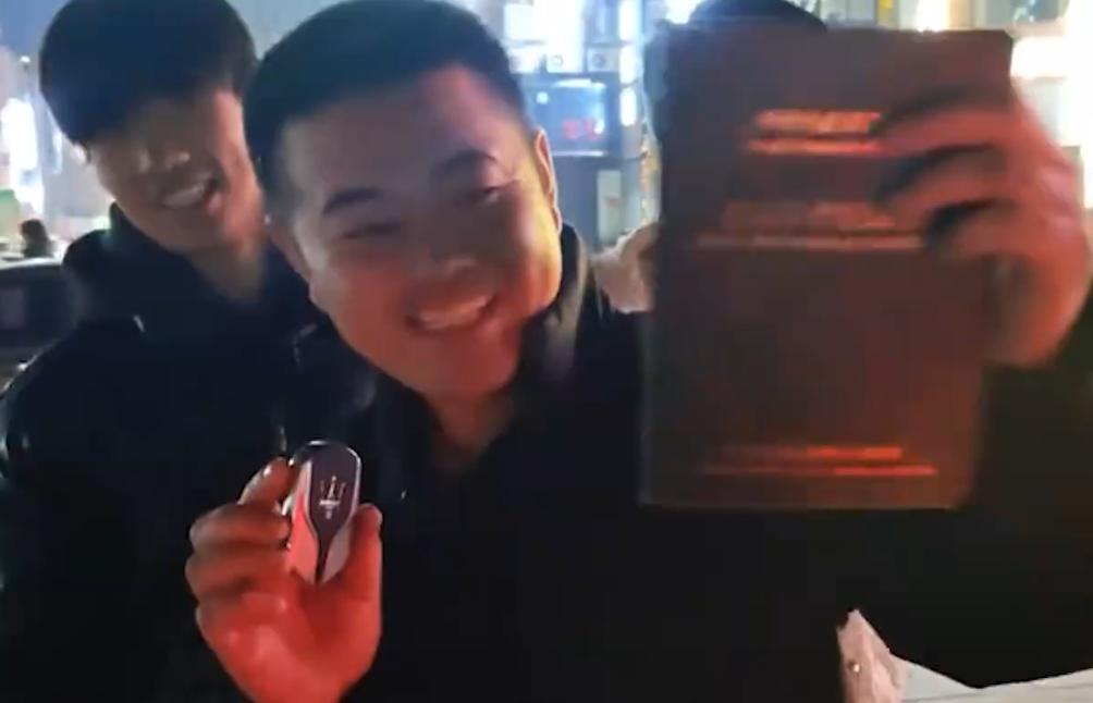 王先生於15日表示,他將獲得該車1年的使用權,未來他可能會與攤主商議,將這1的使用權換成現金。(微博)