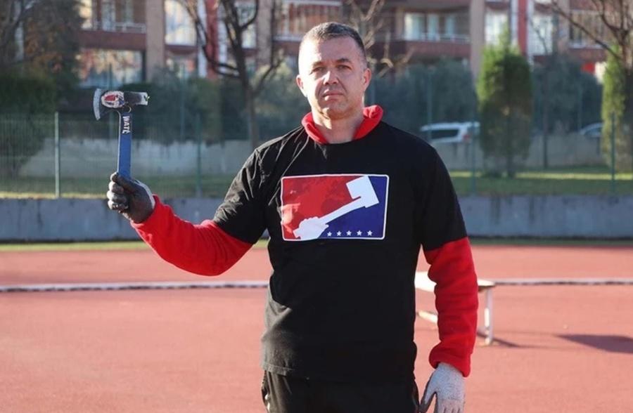 他在練實習時擊中目標板很多次,但沒有固定住,但他沒有放棄。(X)