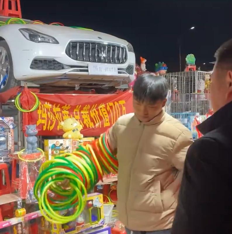 王先生買了2,000元圈圈,花近3小時,狂擲8,000個圈圈,終於成功圈中。(微博)