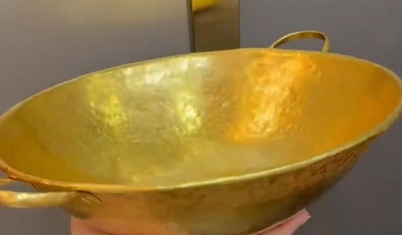 「水貝不不」說,這是他第一次遇到有人訂做金鍋。(微博)