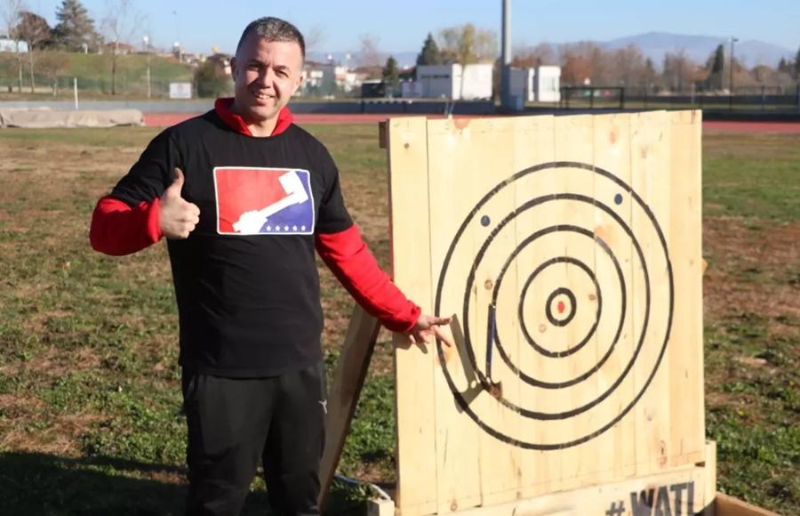 男子擲斧頭命中56米外目標,打破健力士世界紀錄。(X)