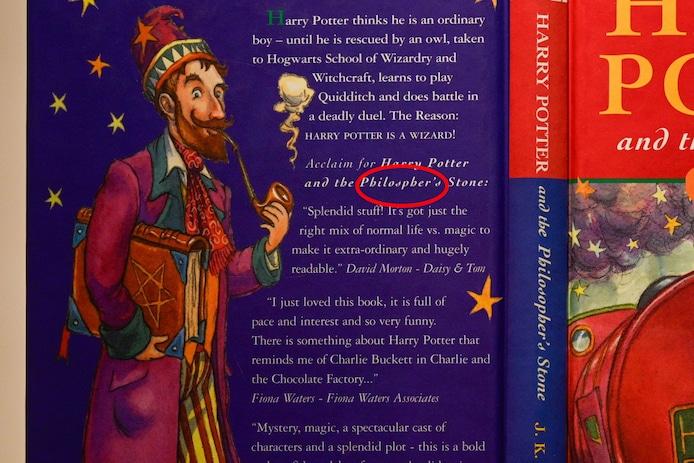 封底「Philosopher’s」單字的印刷錯誤,初版版本的「Philospher’s」少了一個「o」。(網上圖片)